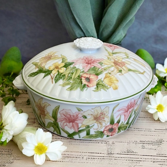 Shafford Jade Lily porcelain casserole dish with a lid. EUC 8” x 3” - Picture 1 of 10